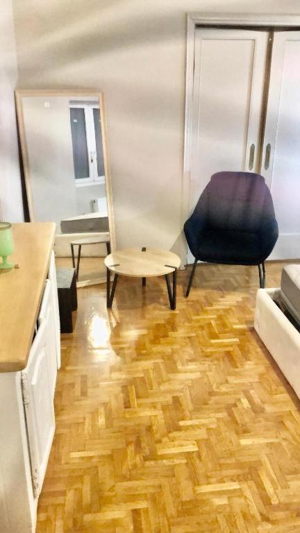 Economy Shared Apartment D In Central Афины Экстерьер фото